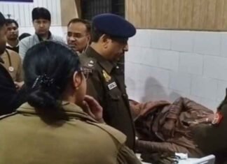 Double-decker bus carrying pilgrims overturns on Agra highway, ten injured