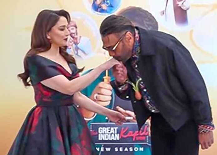 Jackie Shroff kisses Madhuri Dixit hand