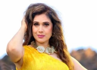 Meenakshi Seshadri has fun recreating ‘Ae Dil’ from ‘Aadmi Khilona Hai’