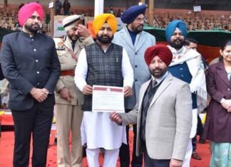 Mundian hands over certificate