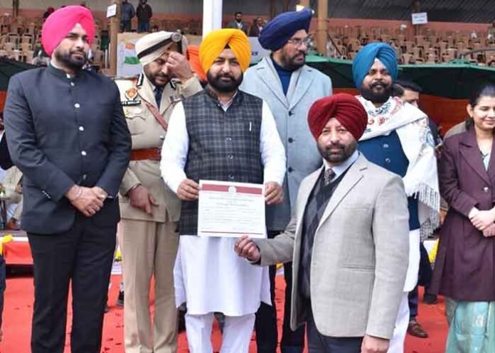 Mundian hands over certificate