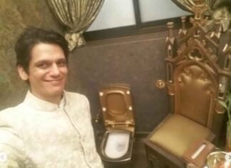Vijay Varma shares a selfie of himself with a ‘Golden Toilet’ at Amitabh Bachchan’s house