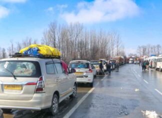 After heavy snowfall, traffic on Srinagar-Jammu highway restored, flight operations normal