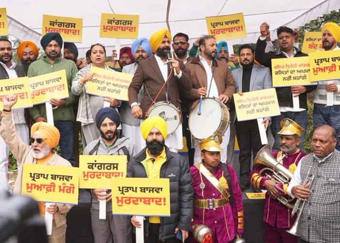 AAP holds high-voltage protest against Congress