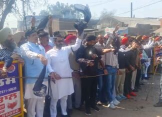 AAP Leaders Show Black Flags to Haryana CM Nayab Singh Saini in Amritsar AAP leaders stage black flag protest in Amritsar