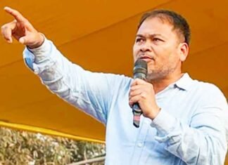 ‘I cannot surrender before Congress’: Akhil Gogoi on seat sharing for Assam polls Akhil Gogoi on mic