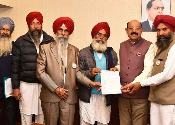 Mohinder Bhagat meets freedom fighters families