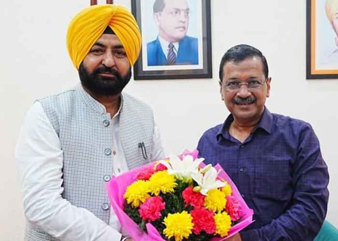 Punjab Minister Hardeep Mundian meets Kejriwal