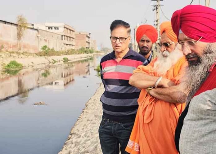 Sant Balbir Singh Seechewal slams pollution in Kala Sanghian Drain
