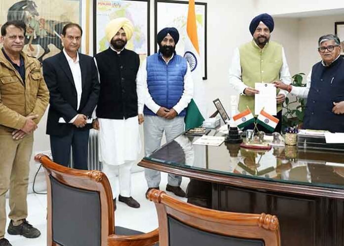 Shiromani Akali Dal Chandigarh delegation meets Administrator Gulab Chand Kataria