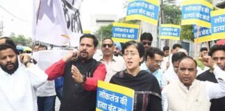 AAP MLAs protest outside Delhi Assembly