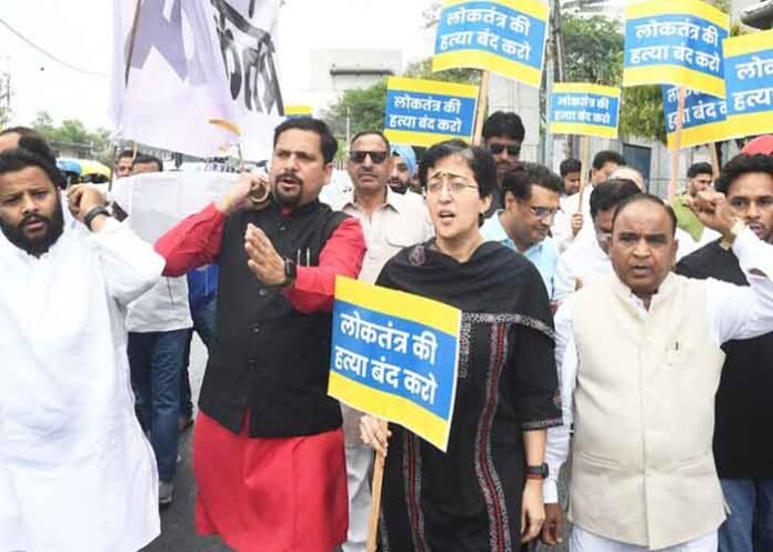 AAP MLAs protest outside Delhi Assembly