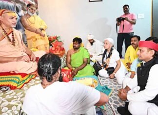 Akhilesh Yadav meets Shankaracharya in Lucknow