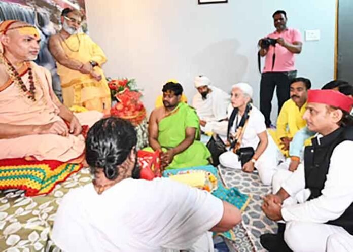 Akhilesh Yadav meets Shankaracharya in Lucknow