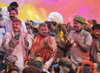 Kejriwal celebrates ‘Kattar Imaandar Holi’ at Sisodia’s residence, slams BJP over liquor shops Arvind Kejriwal Manish Sisodia celebrates