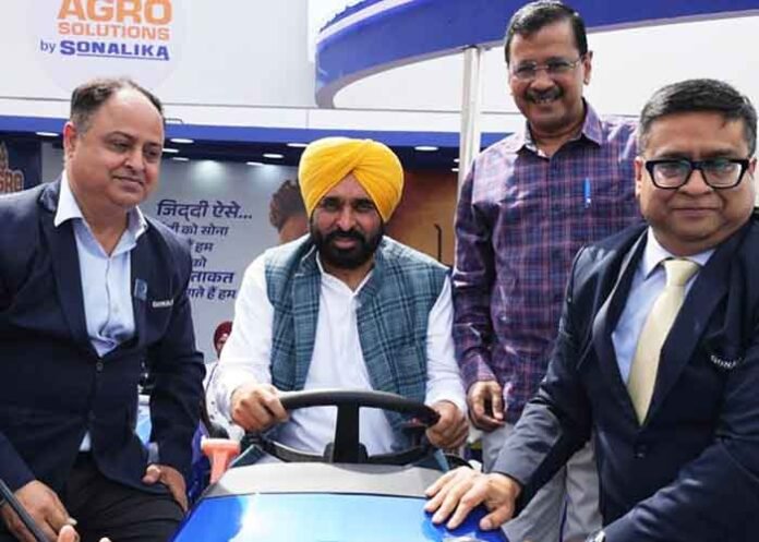 CM Mann Kejriwal on tractor