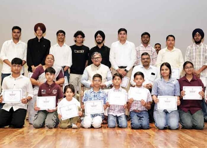 Kataria honours Lok Bhavan employees