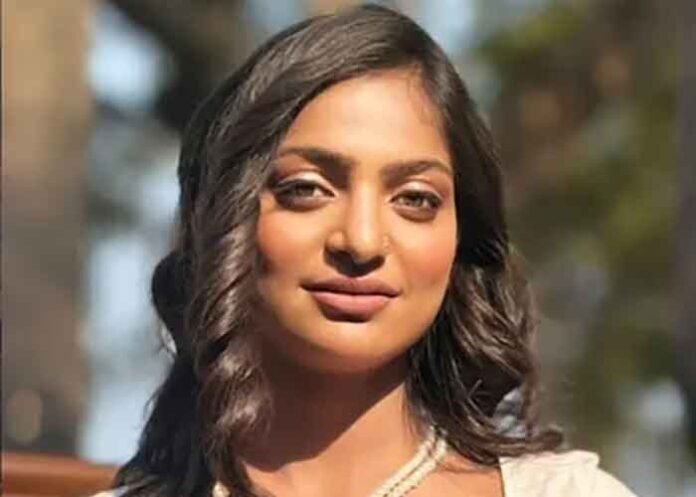 Kumbh Mela girl Monalisa Bhosle