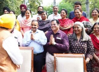 Mann flags off 8th batch of principals