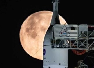 NASA returns moon mission rocket, spacecraft back to launch pad