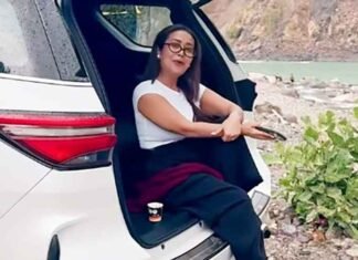 Neha Kakkar rainy day singing
