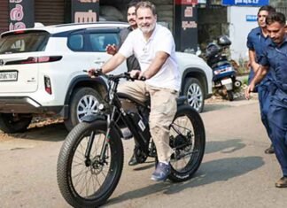 Rahul Gandhi on Cycle