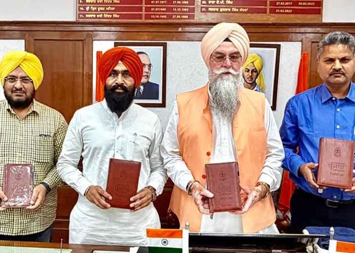 Sandhwan unveils the 2026 Legislative Assembly Diary