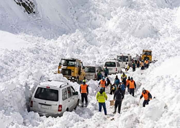 Snow avalanche traps vehicles on Ladakh side Srinagar