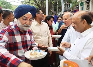 Delhi L-G relives student days in Model Town, enjoys street food TS Sandhu enjoys street food