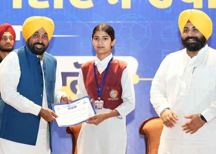 CM Mann honors 369 JEE achievers