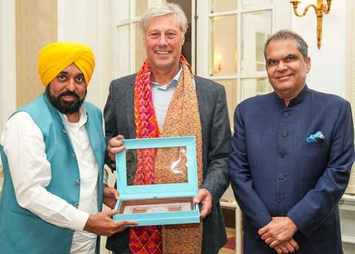 CM Mann invites Dutch legend Floris Jan Bovelander