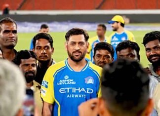 MS Dhoni clicks photos with groundmen