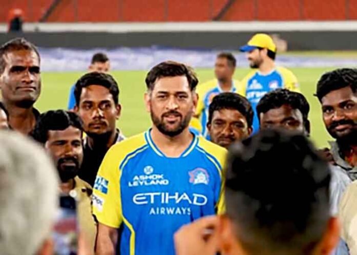 MS Dhoni clicks photos with groundmen
