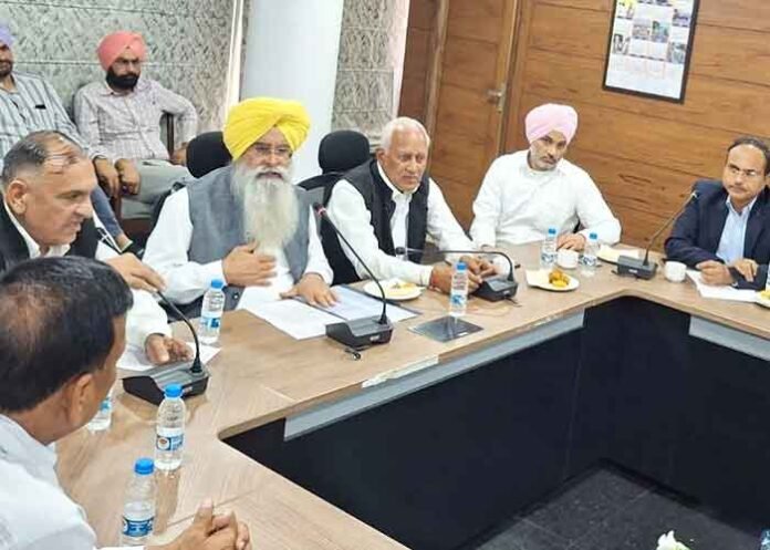 Punjab arhtiyas end strike after talks with ministers