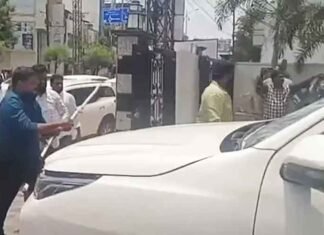 BJP men attack damage car in Karimnagar