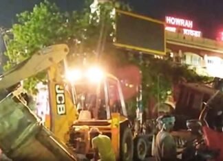 Bulldozer drive clears illegal encroachments outside Howrah railway station Bulldozer drive clears illegal encroachments outside Howrah railway station