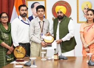 CM Bhagwant Mann Meets Class 10 Toppers of PSEB in Chandigarh; Felicitates Top-3 Students CM Mann Meets Class 10 topper