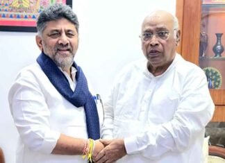 K’taka leadership change: D.K. Shivakumar seeks blessings of Kharge, says CLP leader election is ‘immediate priority’ DK Shivakumar with Mallikarjun Kharge