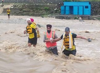 Devotees rescued by SDRF at Ladhiya river during Jod Mela in Uttarakhand