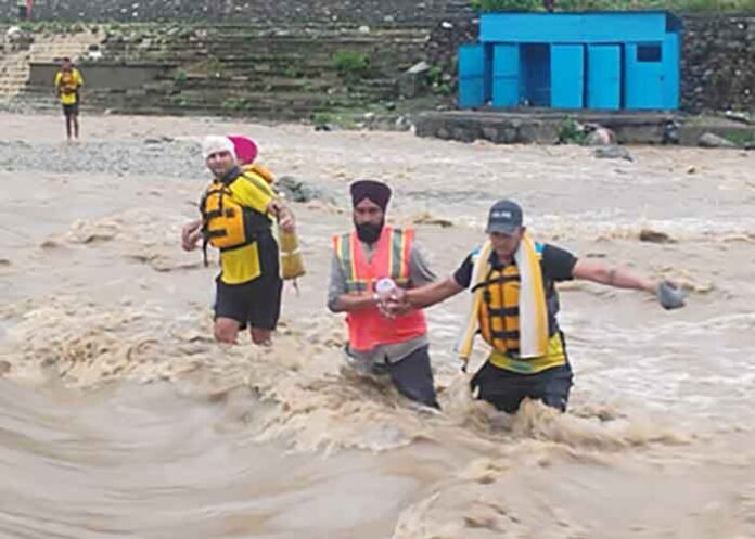 Devotees rescued by SDRF at Ladhiya river during Jod Mela in Uttarakhand