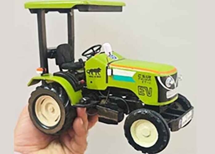 Eelectric compact tractor