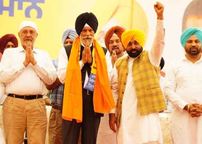 Former SAD minister Surjit Singh Rakhra joins AAP in Samana