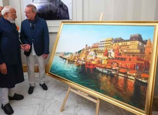 Italian artist Giampaolo Tomassetti presents PM Modi with a painting on Varanasi Italian artist Giampaolo Tomassetti presents PM Modi with painting on Varanasi