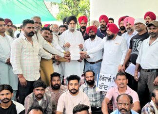 Sukhjinder Singh Randhawa joins Zira sanitation workers protest