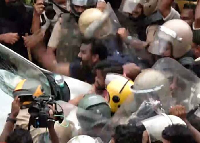 Tension-erupts-outside-Pinarayi-Vijayan-residence-as-CPIM-workers-allegedly-attack-ED