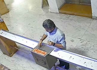 Thief caught red-handed stealing from Siddhivinayak Temple donation box