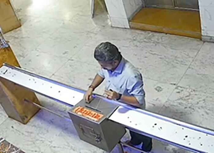 Thief caught red-handed stealing from Siddhivinayak Temple donation box