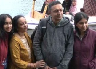 J&K: Tourists enjoy in Srinagar as intense heatwave grips plains