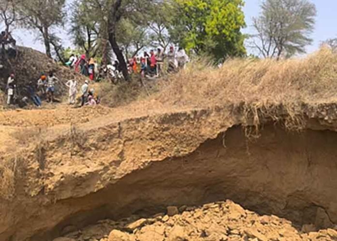 labourers were buried after a soil collapse during well excavation in Madhya Pradesh