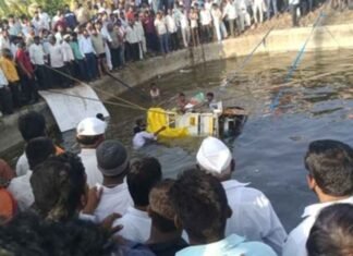 8 killed as van falls into roadside well in Maharashtra’s Solapur